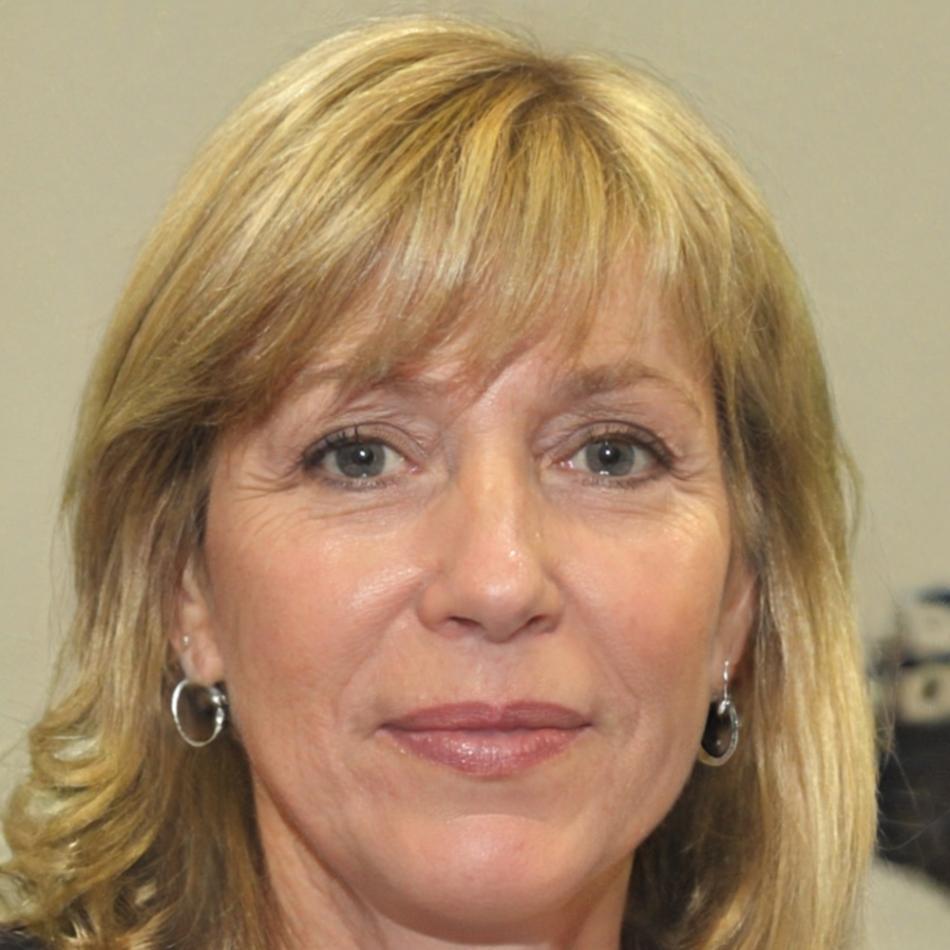 Ritratto di Serafina Monteleone, Database Security Expert